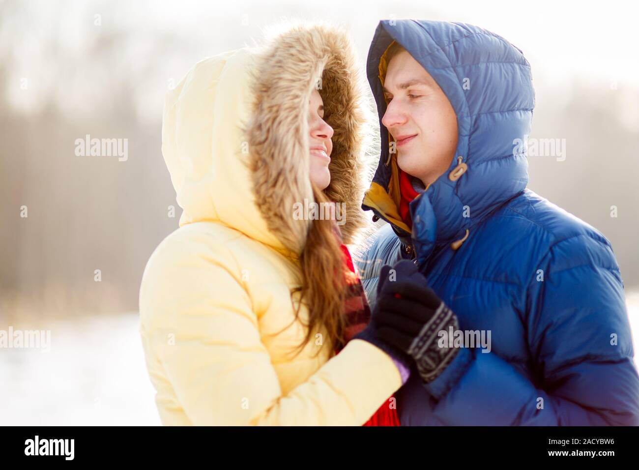 glückliches Paar von männlichen und weiblichen umarmen Ain Winter im freien Stockfoto
