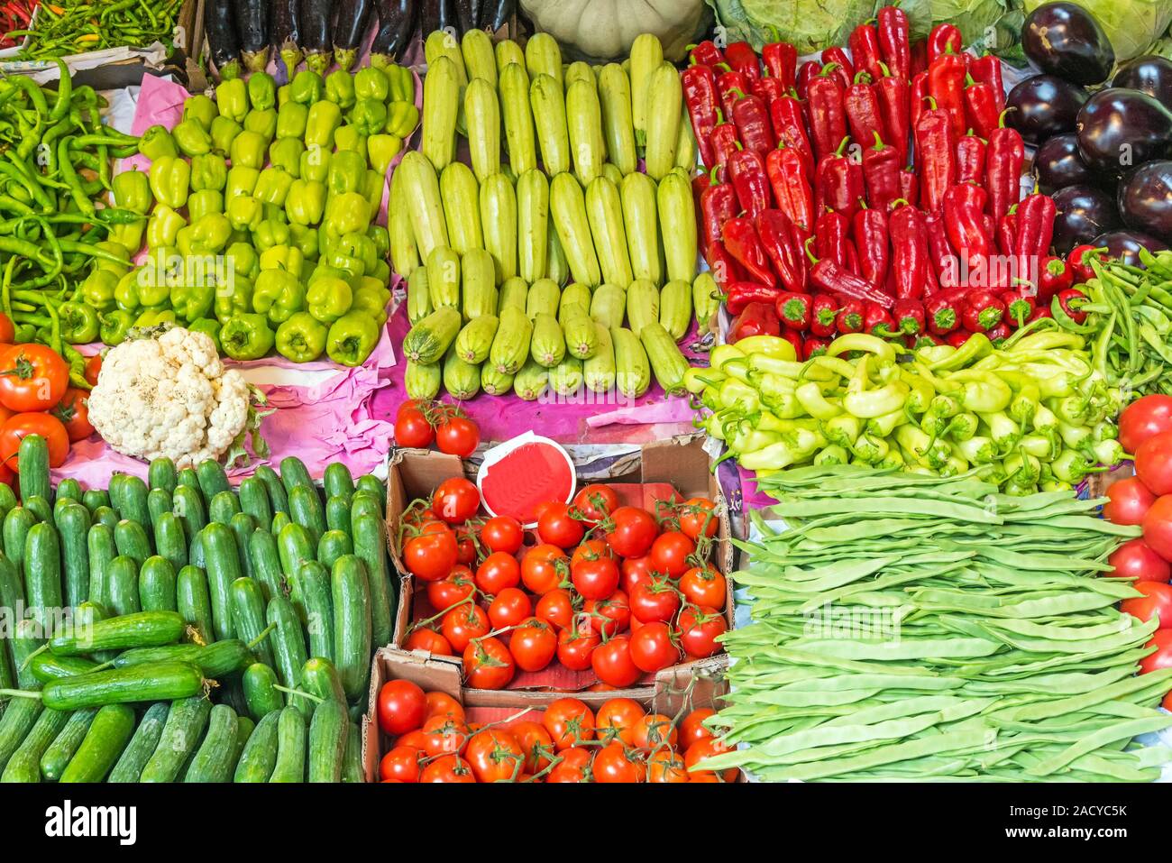 Grüne und rote Gemüse zum Verkauf auf einem Markt in Istanbul Stockfoto