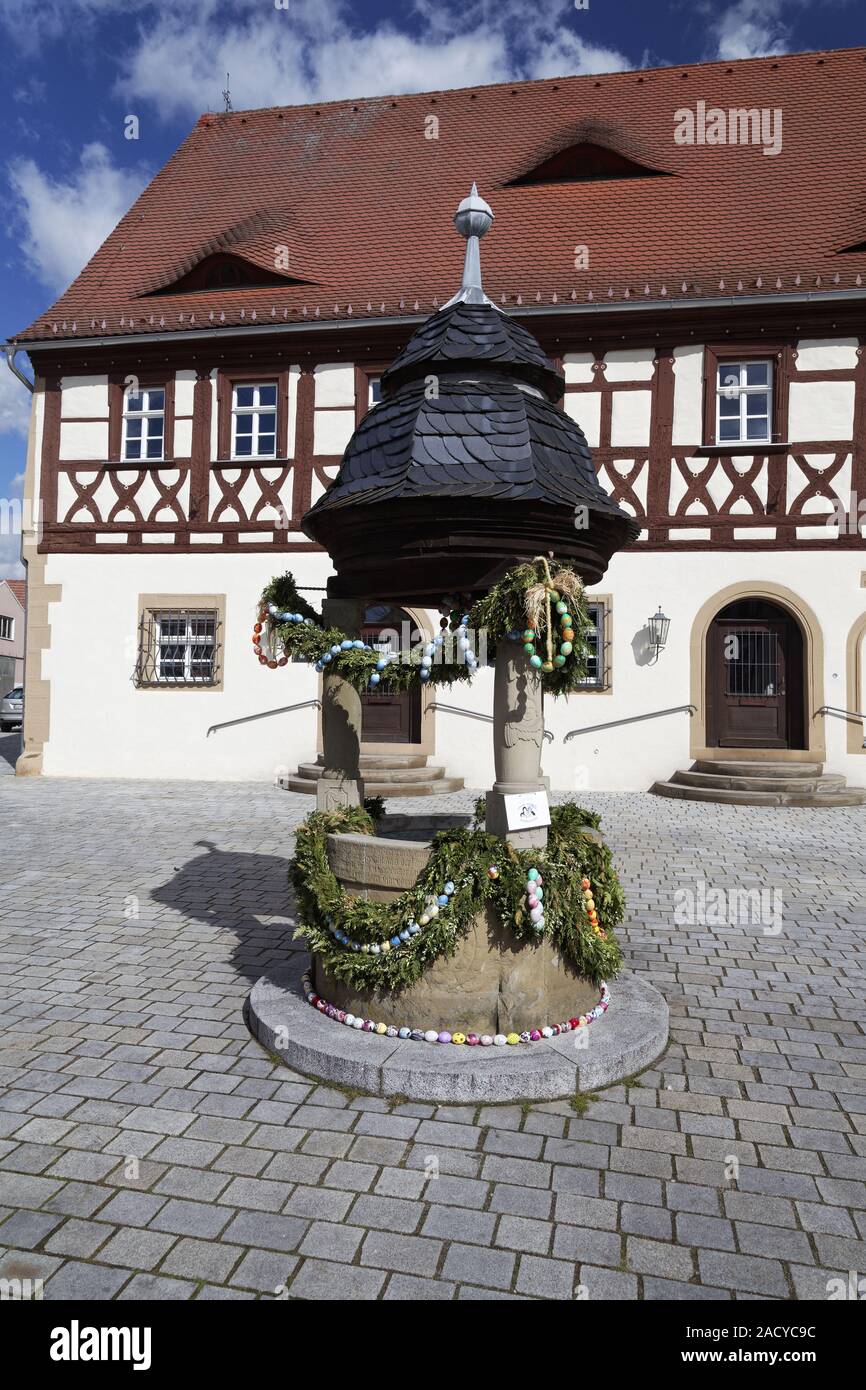 Ostern Brunnen vor dem historischen Rathaus von 1561 in Gochsheim Stockfoto