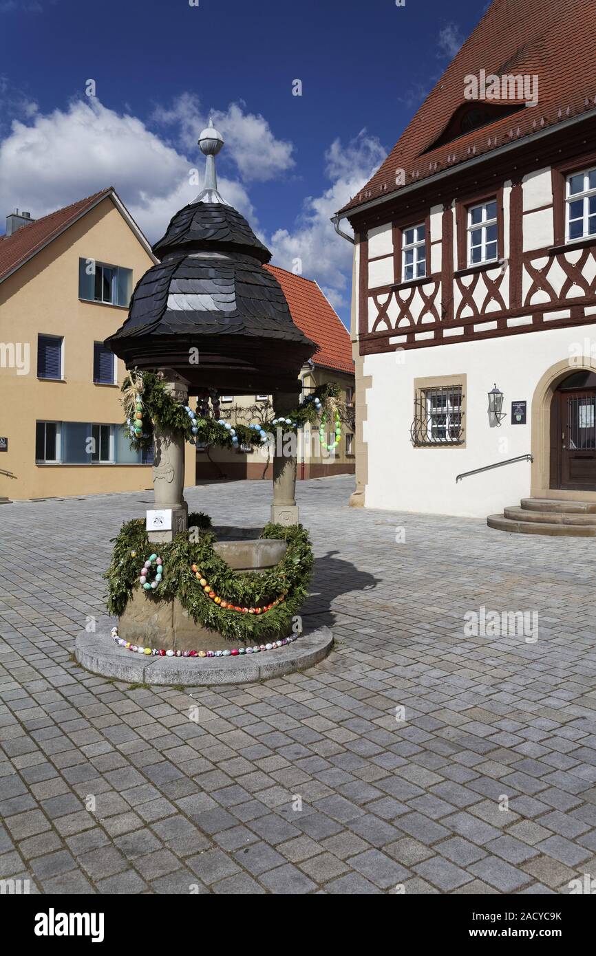 Ostern Brunnen vor dem historischen Rathaus von 1561 in Gochsheim Stockfoto
