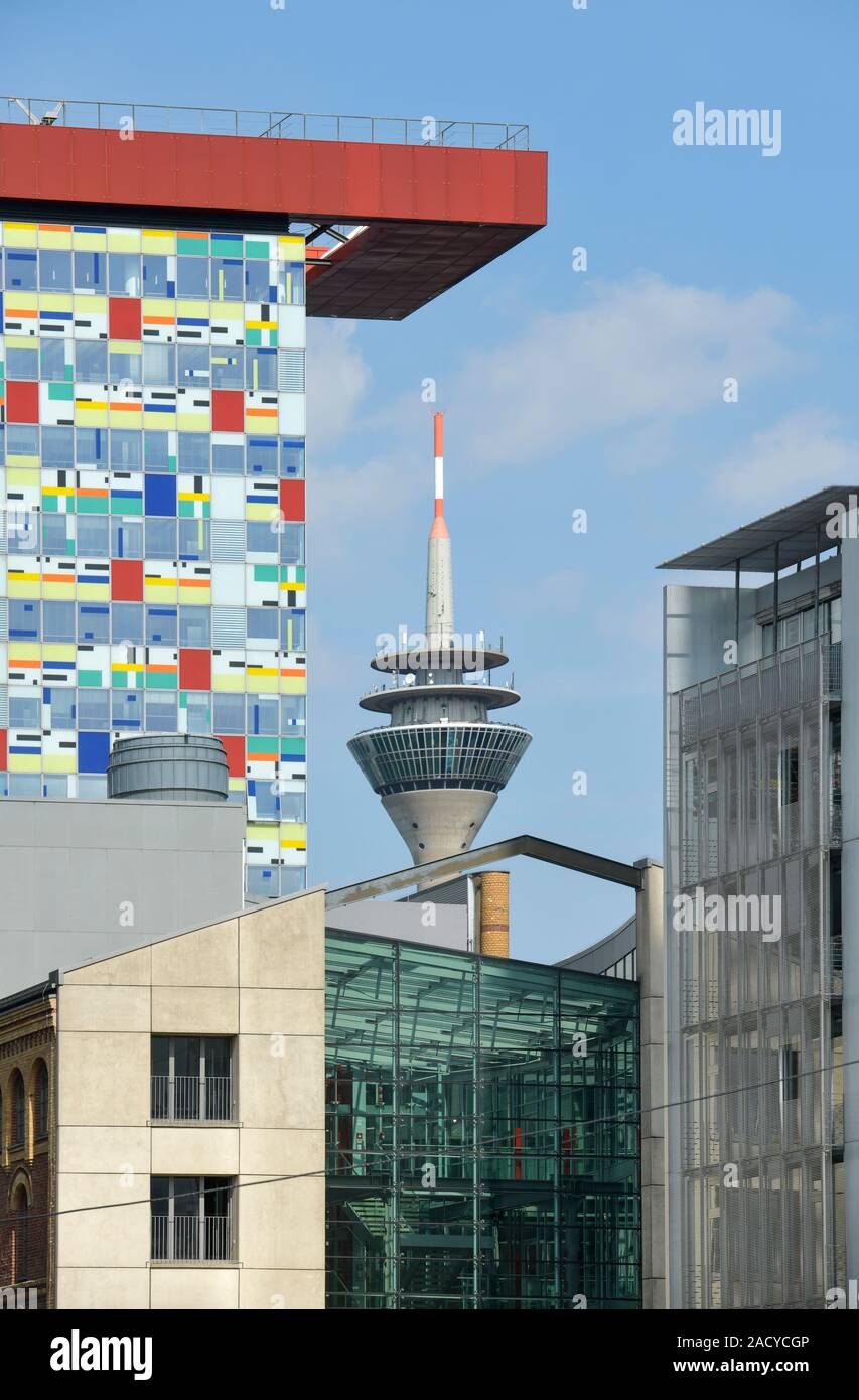 Hotel Innside (li.), Rheinturm, Bürogebäude, Speditionsstraße, Medienhafen, Düsseldorf, Nordrhein-Westfalen, Deutschland Stockfoto