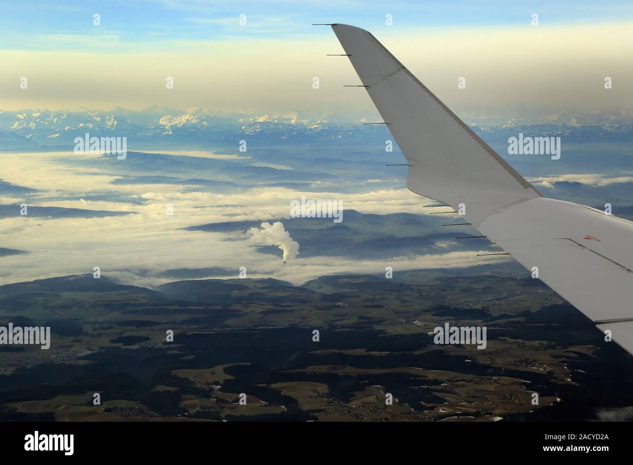 Canadair CRJ900 Lauffläche, Hochrhein, Kernkraftwerk Leibstadt, Alpen Stockfoto