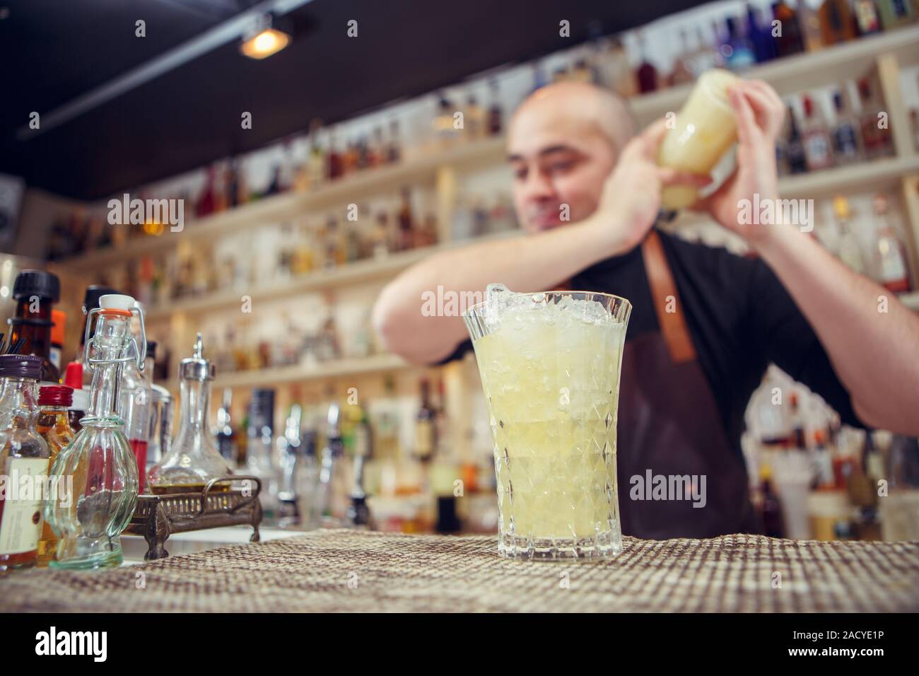 Barkeeper bei der Arbeit. Cocktail in schütteln schütteln. Stockfoto