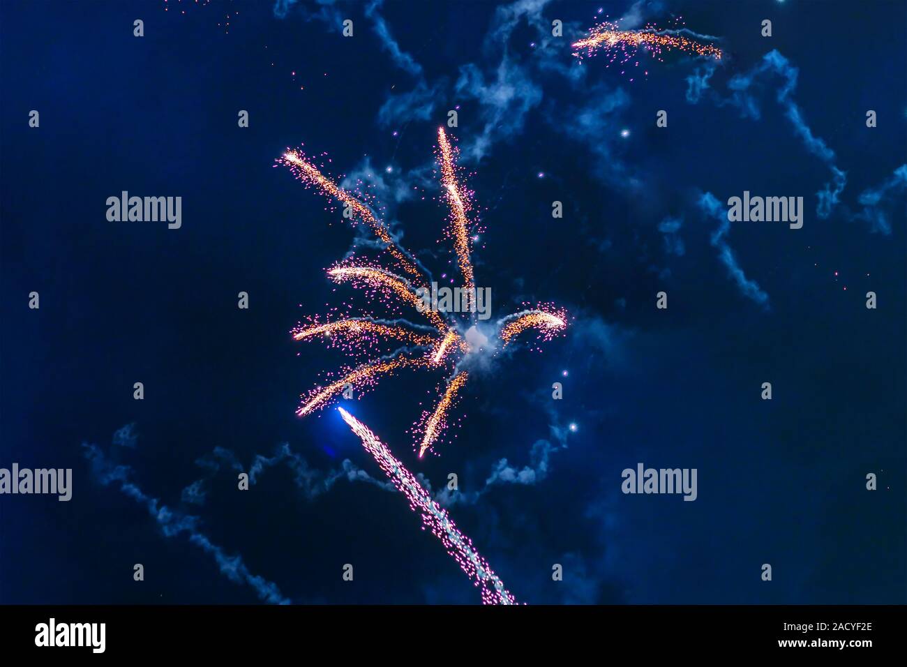 Preiswertes Feuerwerk, über die Stadt, Rot und Blau. Bewegungsunschärfe. Licht Aufflackern. Für jeden Zweck Stockfoto