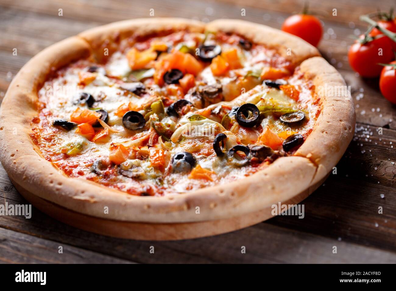 Pizza mit Tomaten, Pilzen und Oliven Stockfoto