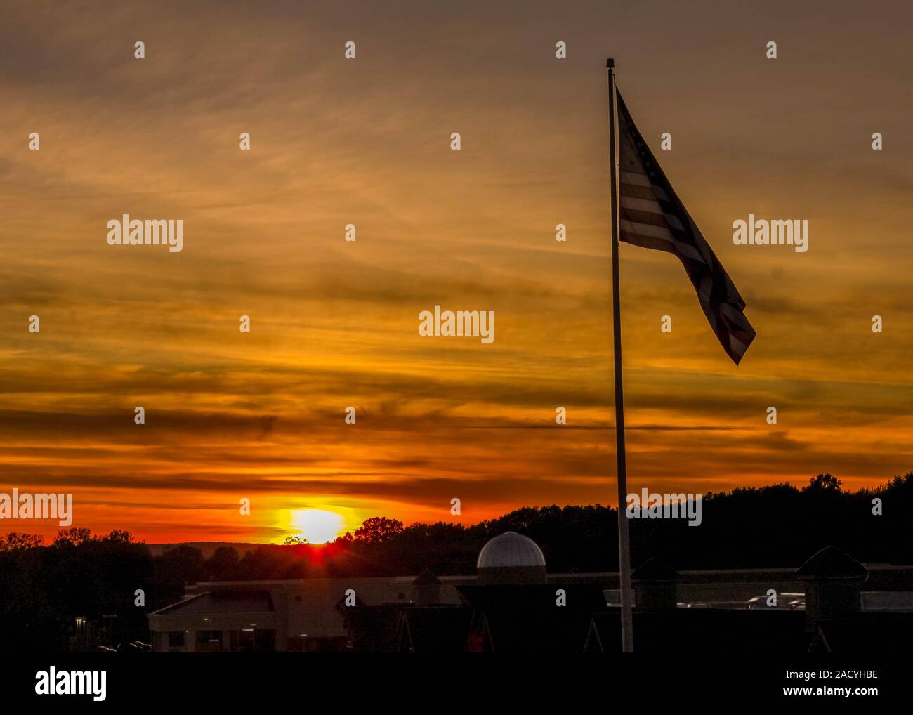 Stars and Stripes USA-Flagge gegen Sonnenuntergang Himmel Stockfoto