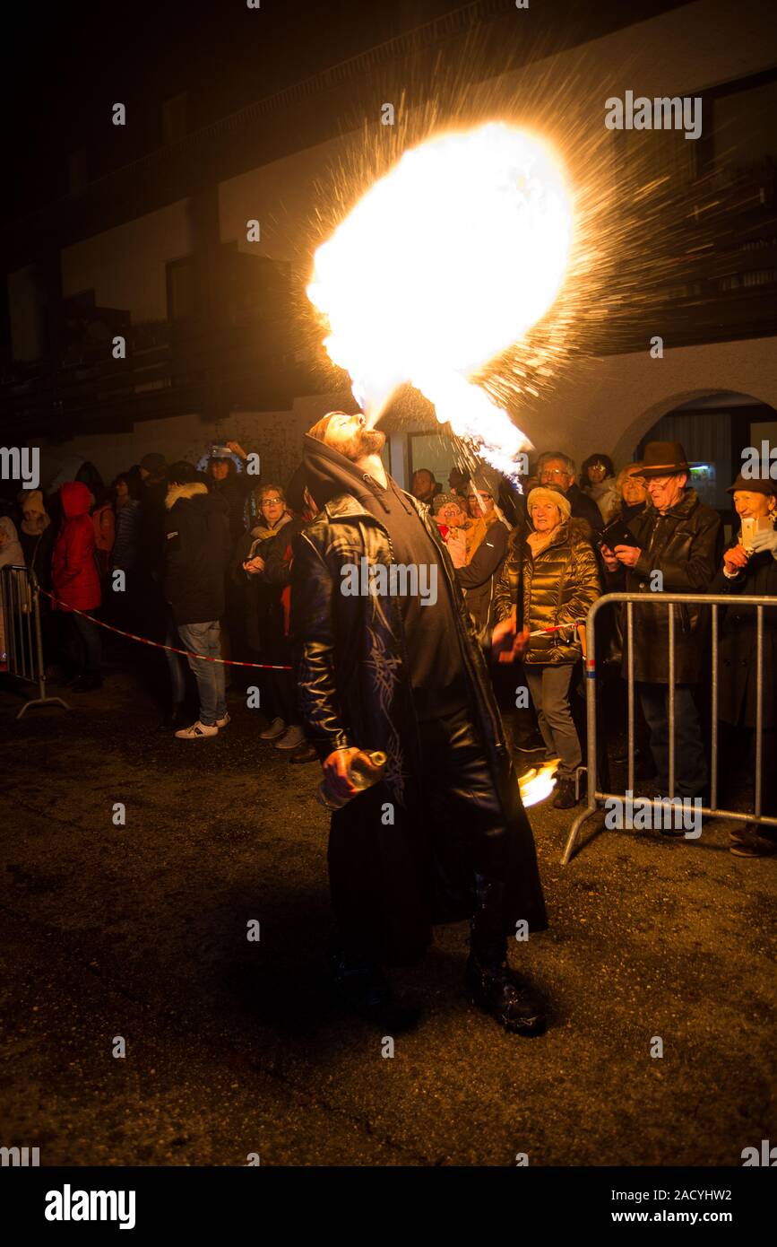 Bad Griesbach Therme, Germany-November 30,2019: eine Person gekleidet wie ein Dämon steht während der perchten Perchten Festival Parade in der Nacht. Stockfoto