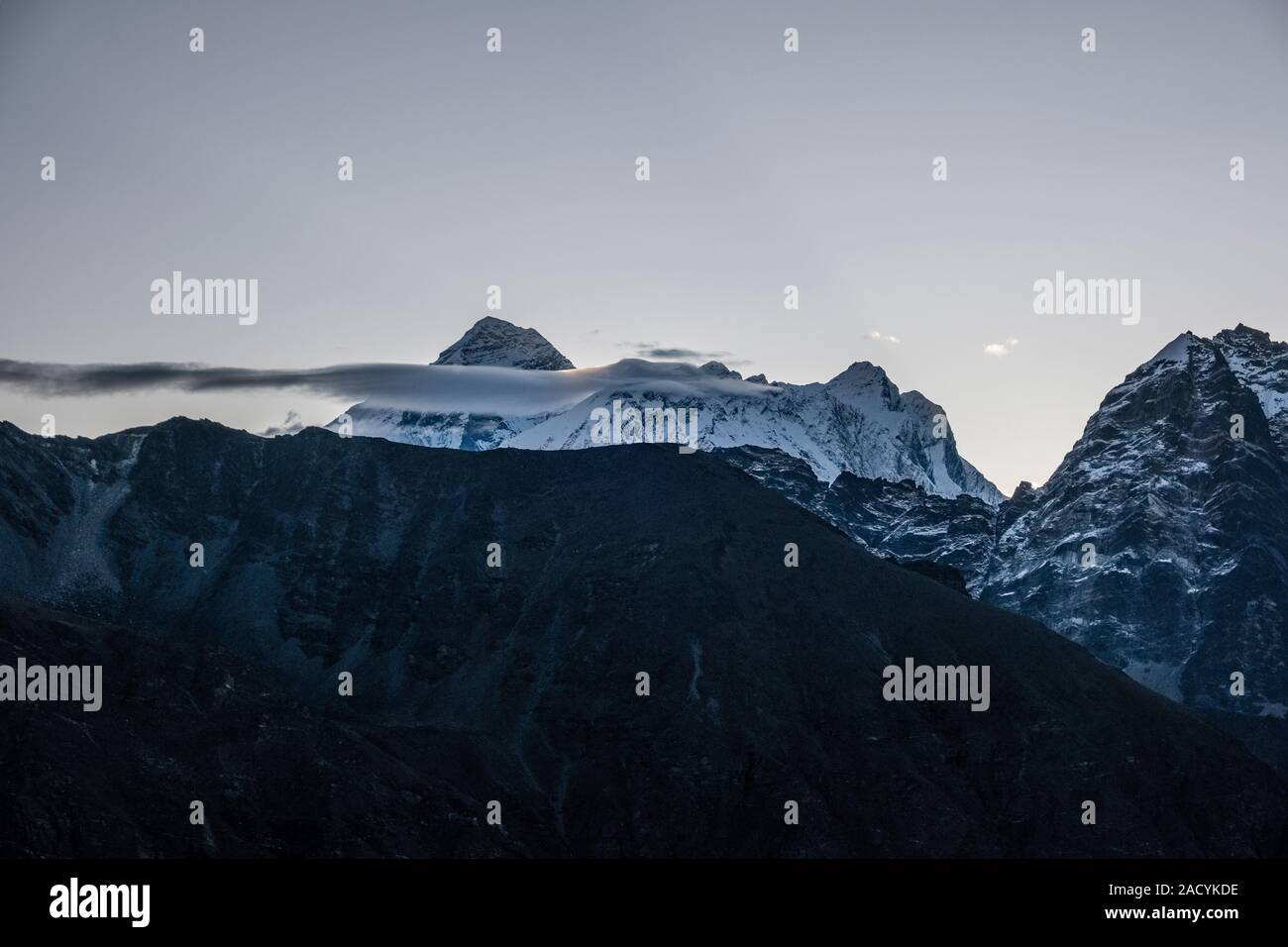 Gipfel des Mt. Everest, Mt. Lhotse und Mt. Nuptse, vor Sonnenaufgang Stockfoto