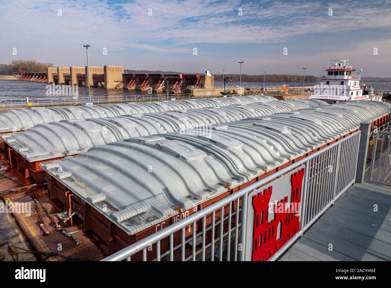 Illinois City, Illinois - ein schubschiff Lastkähne drückt mit Mais und Sojabohnen durch Sperren & Damm Nr. 16 auf den oberen Mississippi River. Stockfoto Illinois City, Illinois - ein schubschiff Lastkähne drückt mit Mais und Sojabohnen durch Sperren & Damm Nr. 16 auf den oberen Mississippi River. Stockfoto