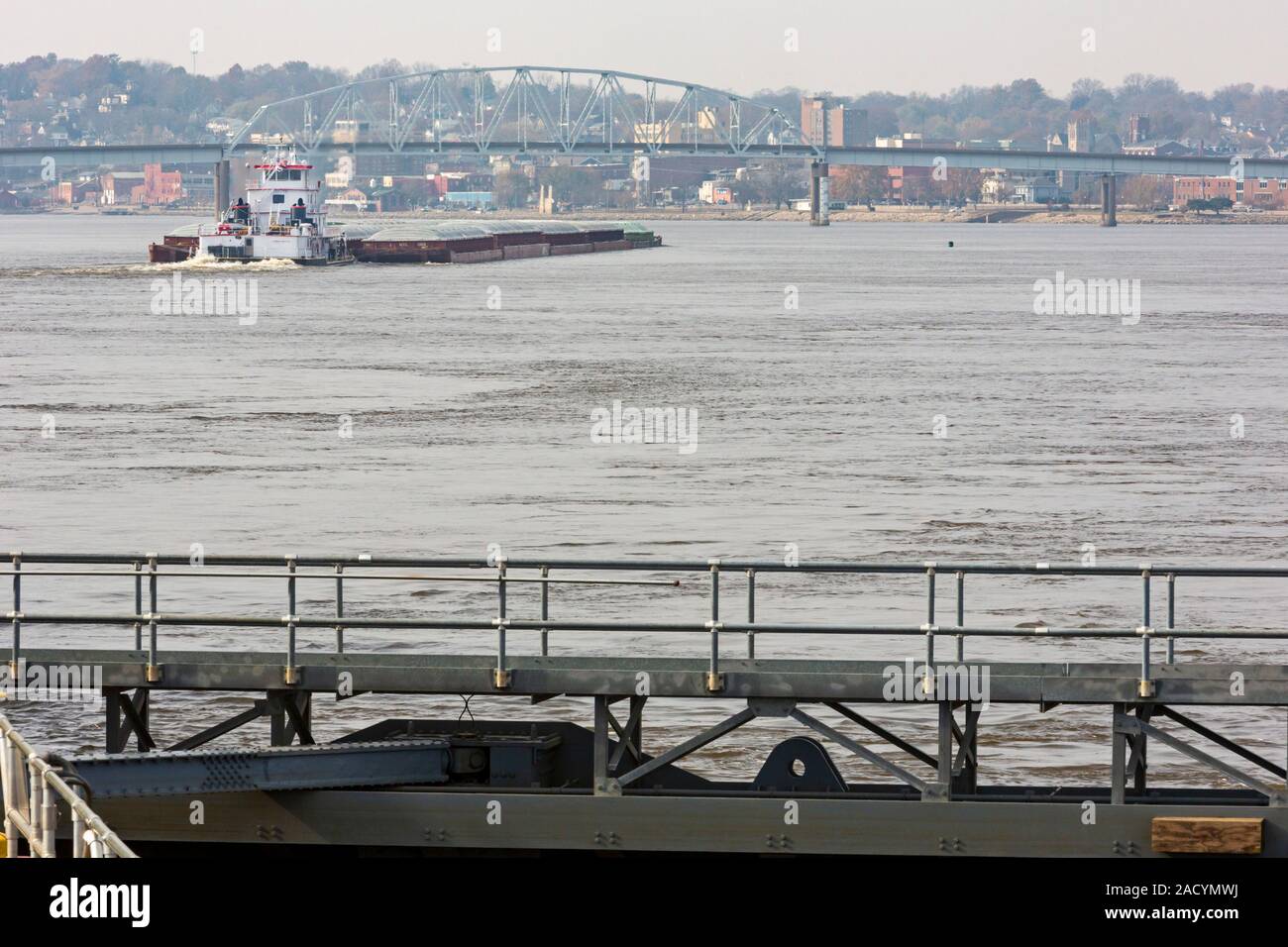 Illinois City, Illinois - ein schubschiff Lastkähne drückt mit Mais und Sojabohnen weg von Sperren & Damm Nr. 16 auf den oberen Mississippi River. Stockfoto Illinois City, Illinois - ein schubschiff Lastkähne drückt mit Mais und Sojabohnen weg von Sperren & Damm Nr. 16 auf den oberen Mississippi River. Stockfoto