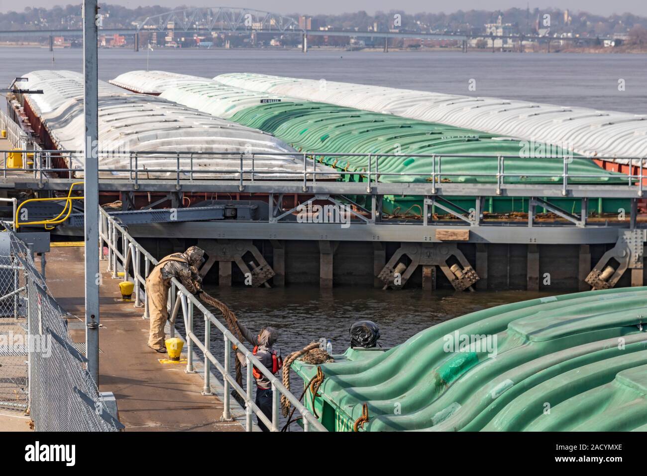 Illinois City, Illinois - Mitarbeiter binden Lastkähne mit Mais und Sojabohnen in Sperren & Damm Nr. 16 auf den oberen Mississippi River. Wenn der Wasserstand ist Stockfoto Illinois City, Illinois - Mitarbeiter binden Lastkähne mit Mais und Sojabohnen in Sperren & Damm Nr. 16 auf den oberen Mississippi River. Wenn der Wasserstand ist Stockfoto