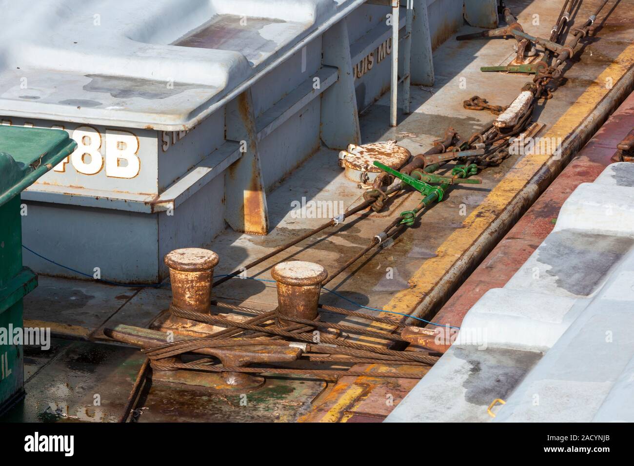 Illinois City, Illinois - Kabel zusammenbinden Lastkähne mit Mais und Sojabohnen, die durch Sperren & Damm Nr. 16 auf den oberen Mississippi River. Stockfoto Illinois City, Illinois - Kabel zusammenbinden Lastkähne mit Mais und Sojabohnen, die durch Sperren & Damm Nr. 16 auf den oberen Mississippi River. Stockfoto