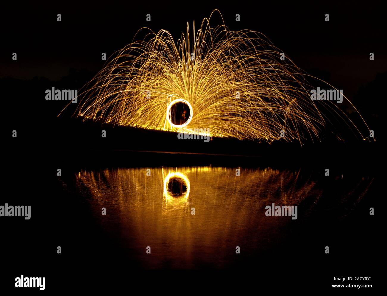 Stahlwolle Funken lange Belichtung Stockfoto