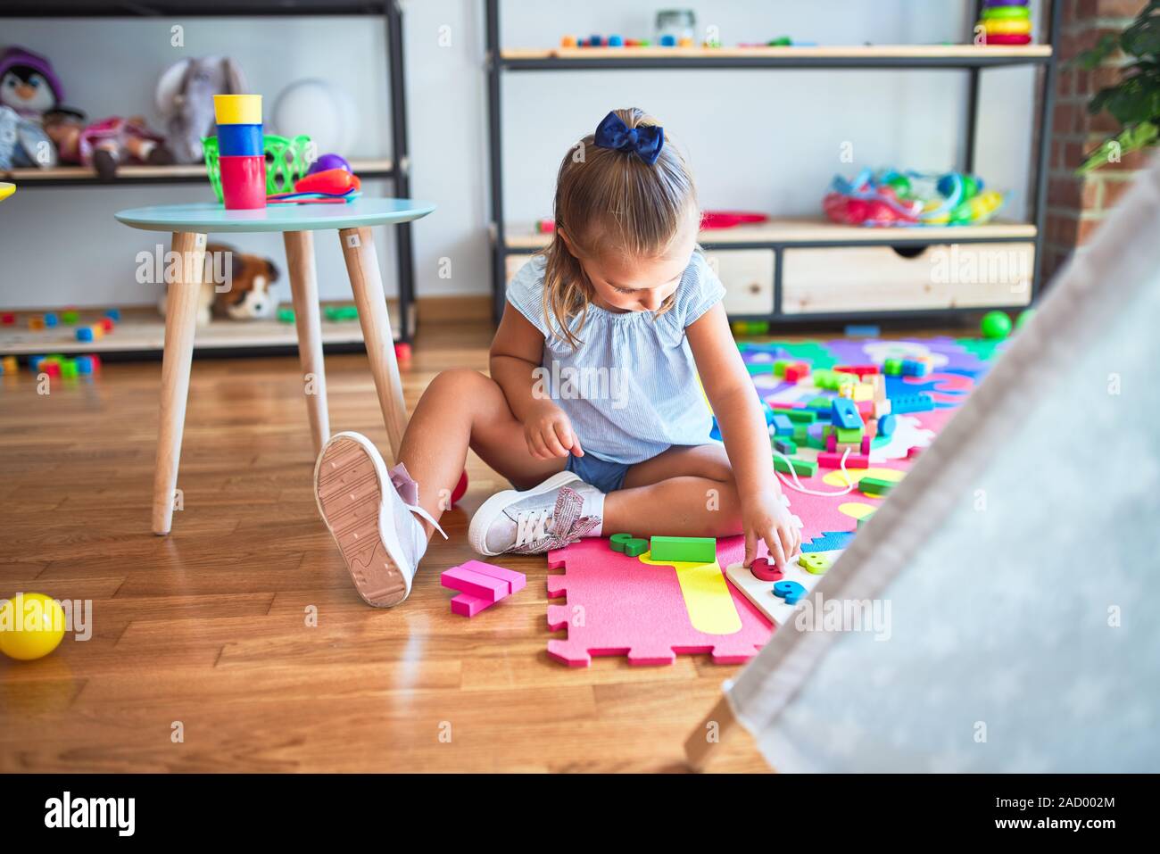 Baby Smiling Playing Stockfotos Baby Smiling Playing Bilder