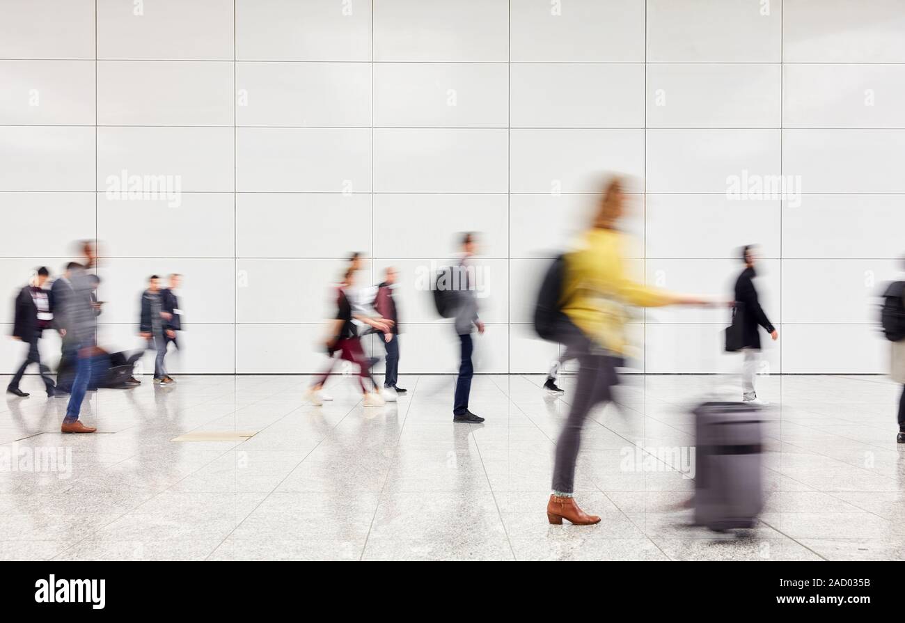 Viele anonyme Menschen gehen auf Reisen durch die Halle im Flughafen Stockfoto