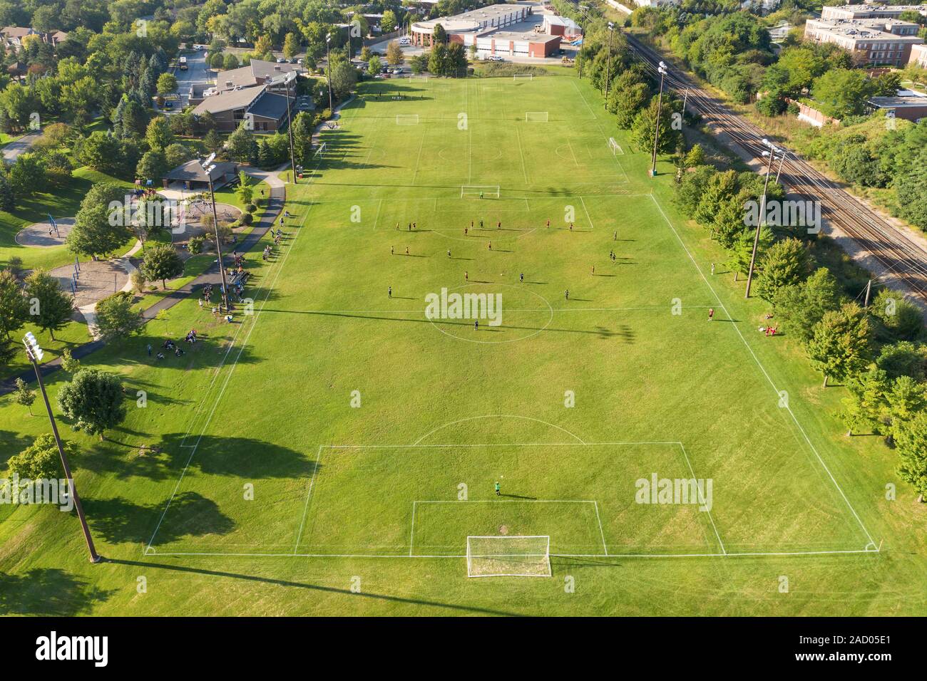 Luftaufnahme von einem Fußball-Spiel im Gange in einem Vorort. Stockfoto