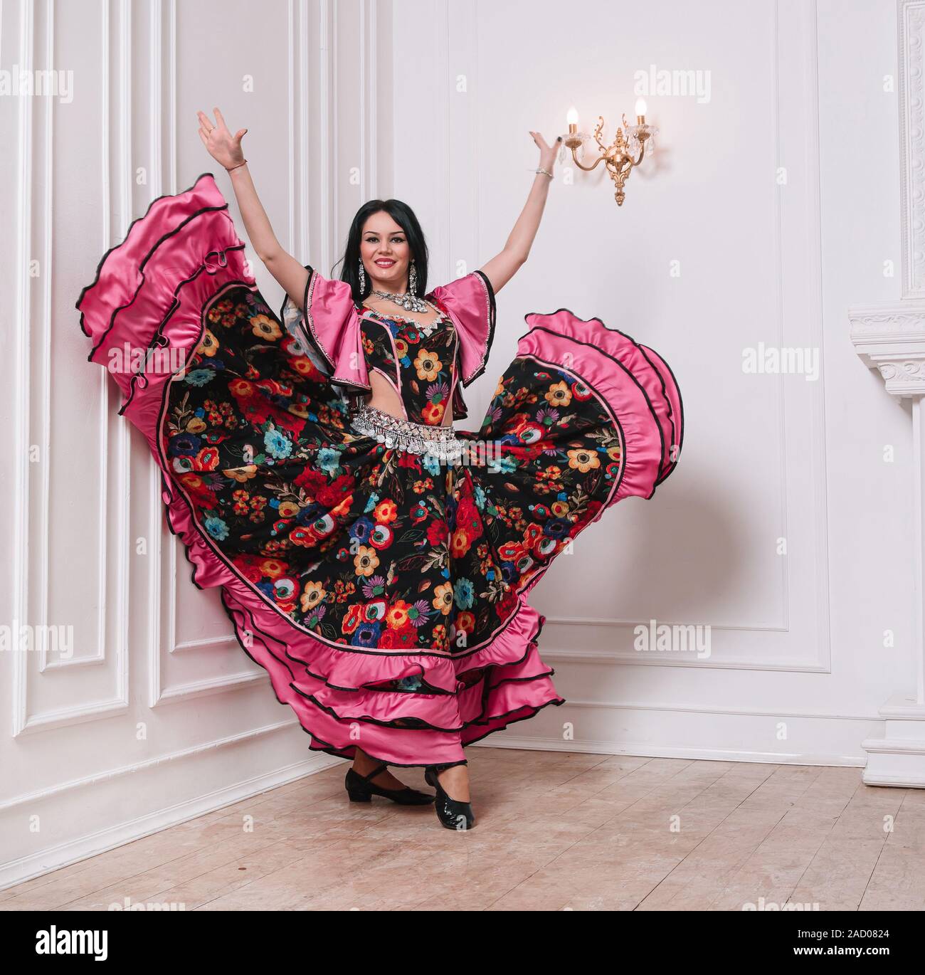 Charismatische Gipsy, führt ein Volkstanz. Foto mit einer Kopie des Raumes. Stockfoto