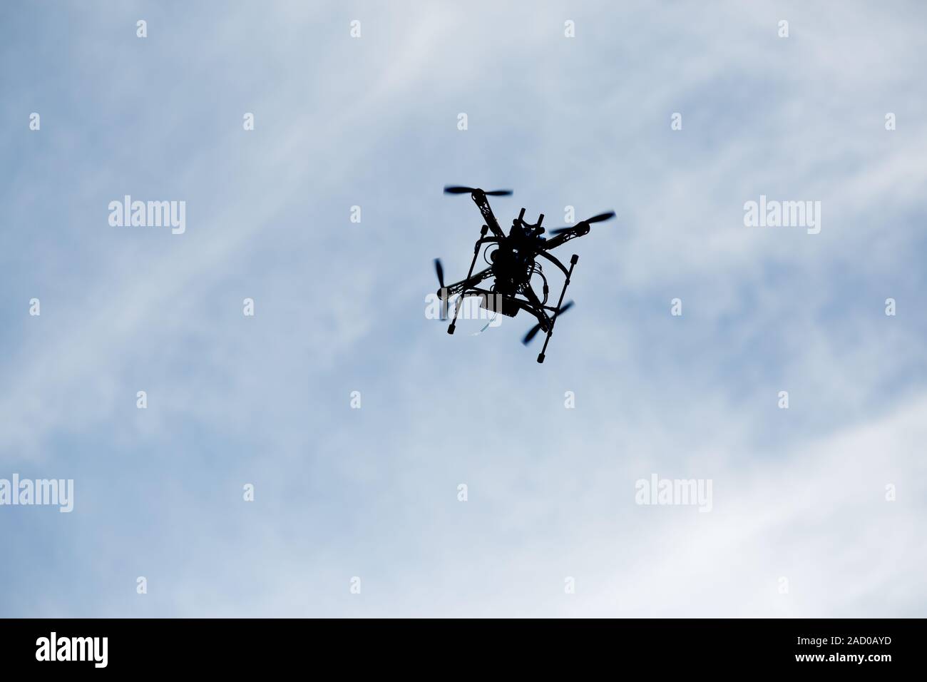 Drohne mit Kamera auf den Himmel Stockfoto