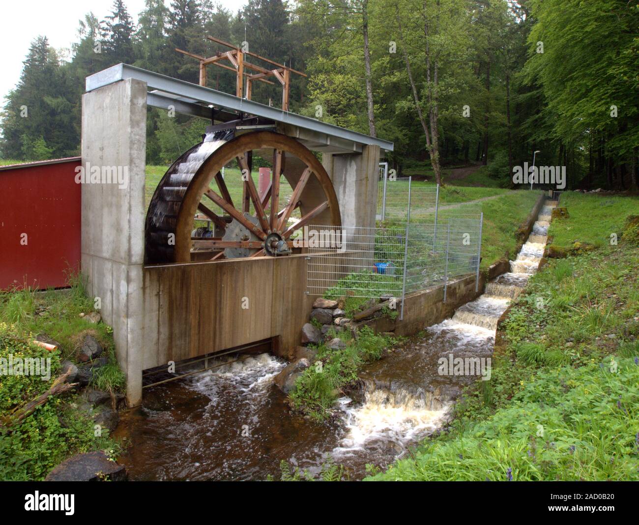 Wasserrad Strom zu erzeugen. Grau filter geschossen. Stockfoto