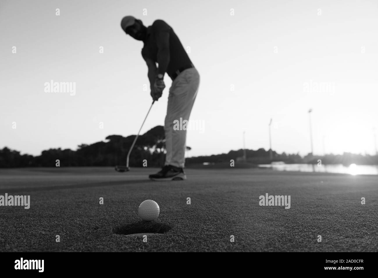 Golfspieler schlagen Schuß am Golfplatz Stockfoto