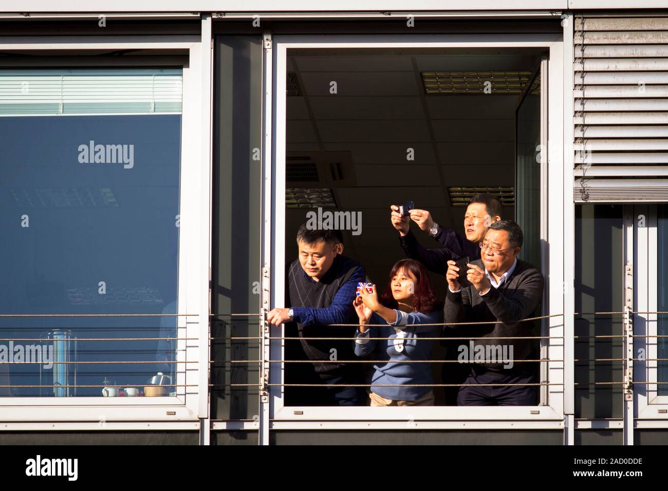 November 29, 2019 - Köln, Deutschland. Zuschauer, die Bilder von den Freitags für das zukünftige Klima Streik. 4. Global Aktionstag der Jungen eingeleitet Stockfoto