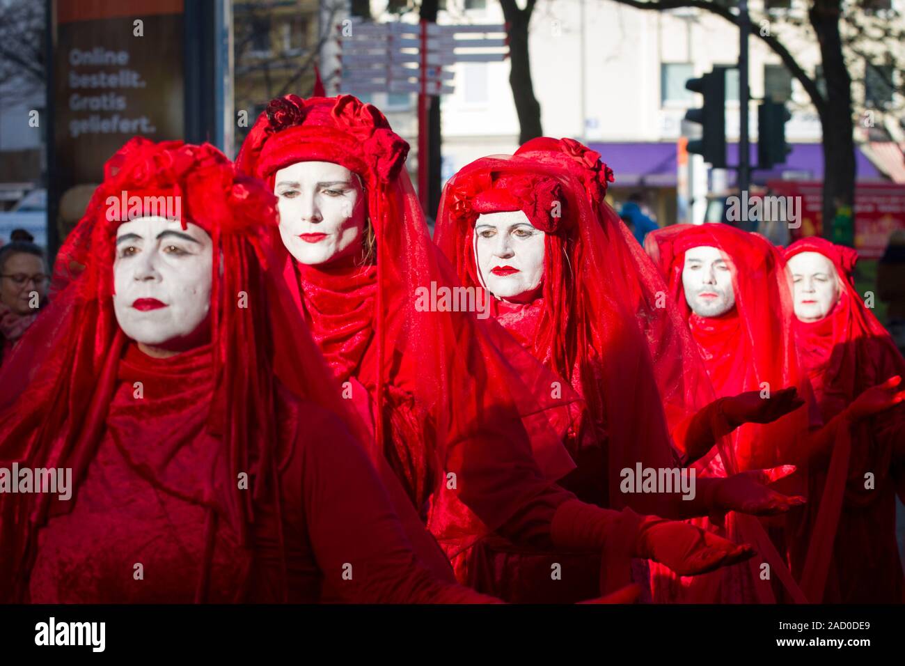 November 29, 2019 - Köln, Deutschland. Die Leistung der Gruppe Rot Rebellen vom Aussterben Rebellion am Freitag für das zukünftige Klima Streik. 4. Global da Stockfoto