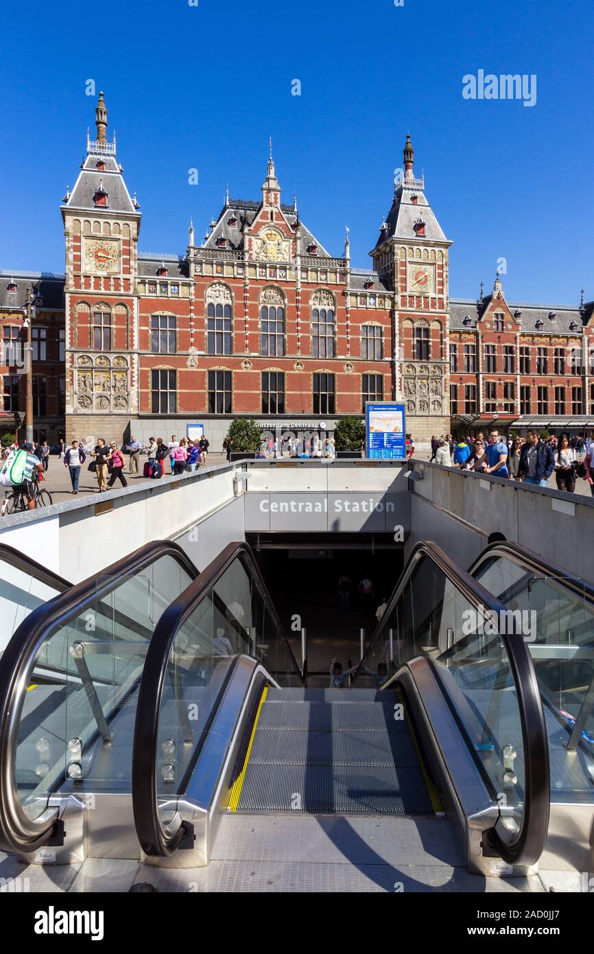 AMSTERDAM - May 27, 2013: Amsterdam Hauptbahnhof. Hauptbahnhof ist der Hauptbahnhof von Amsterdam und ist von 250.000 passenge verwendet Stockfoto