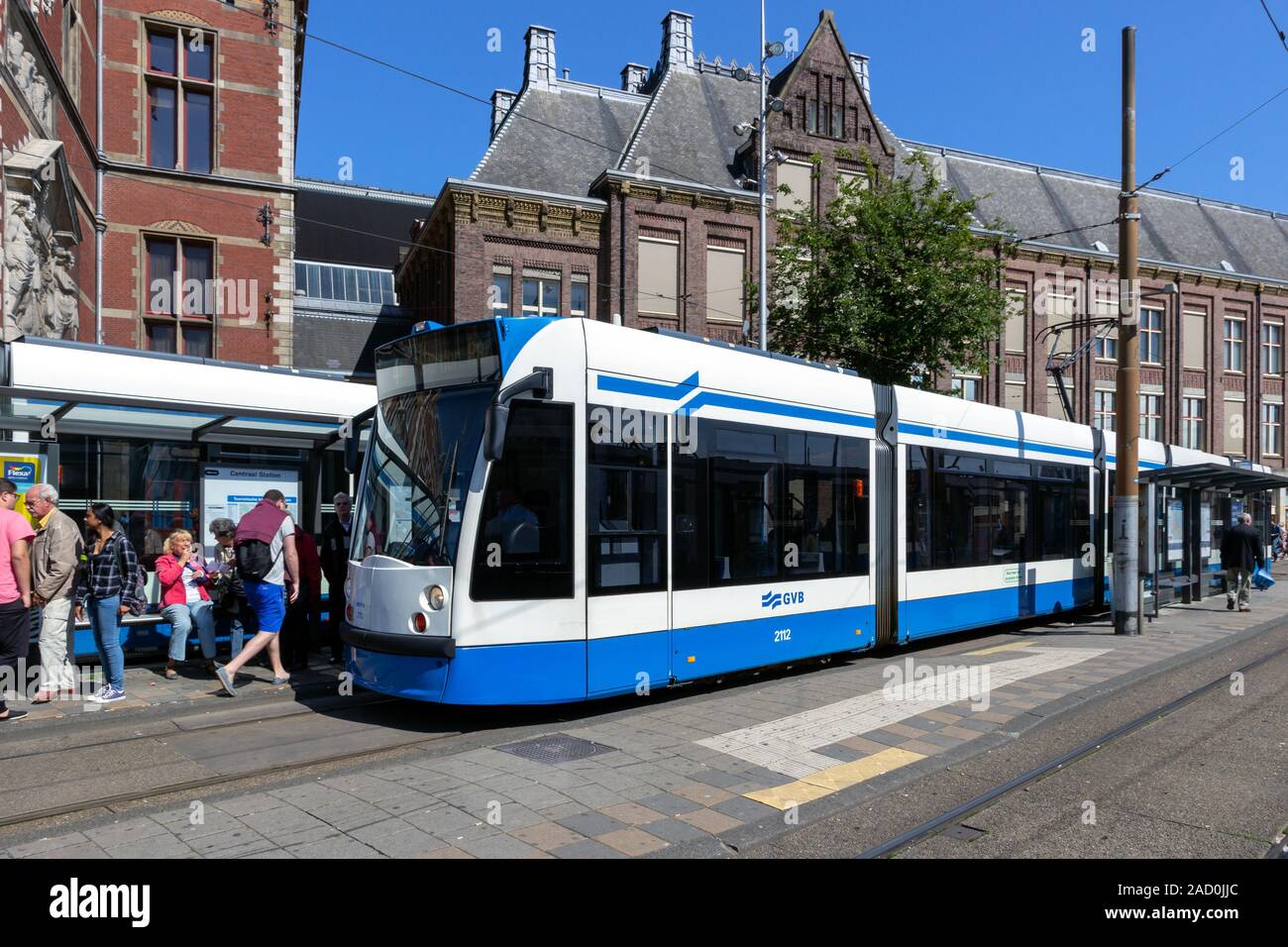 AMSTERDAM - May 27, 2014: Verkehrsbetriebe GVB Trolley vor dem Amsterdamer Hauptbahnhof. Straßenbahnnetz ist die größte Straßenbahn netw Stockfoto