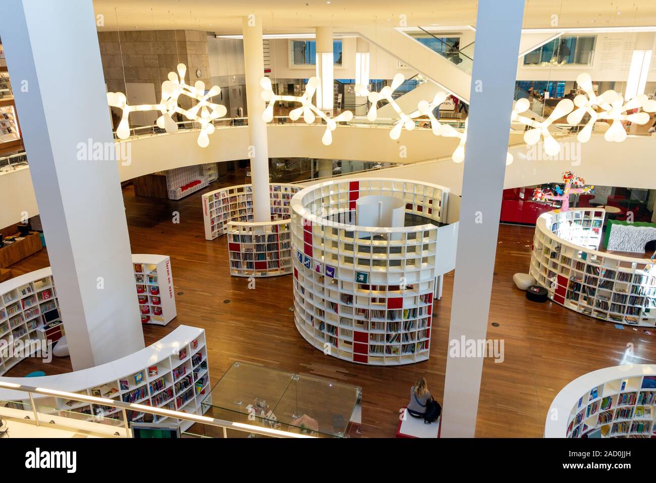 AMSTERDAM - May 27, 2014: Innenansicht des Amsterdam Central Library, der Centrale Bibliotheek, entworfen von Jo Coenen. Stockfoto