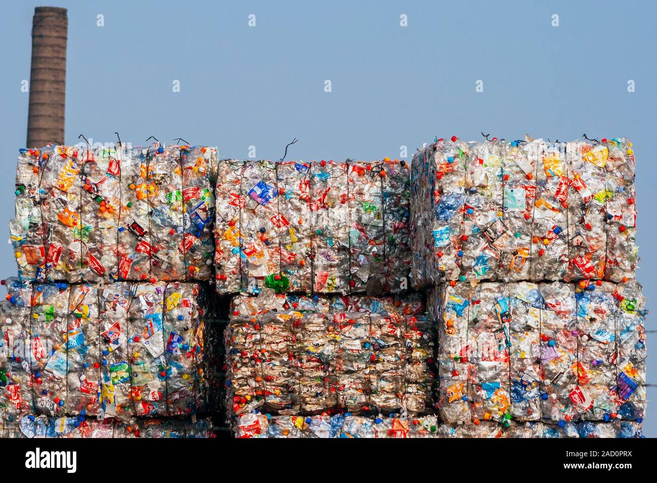 Arnheim, Niederlande - Mar 15, 2011: Gedrückt recycelten Plastikflaschen in Ballen an einem stillen Recycling-Verfahren zugeführt werden. Stockfoto