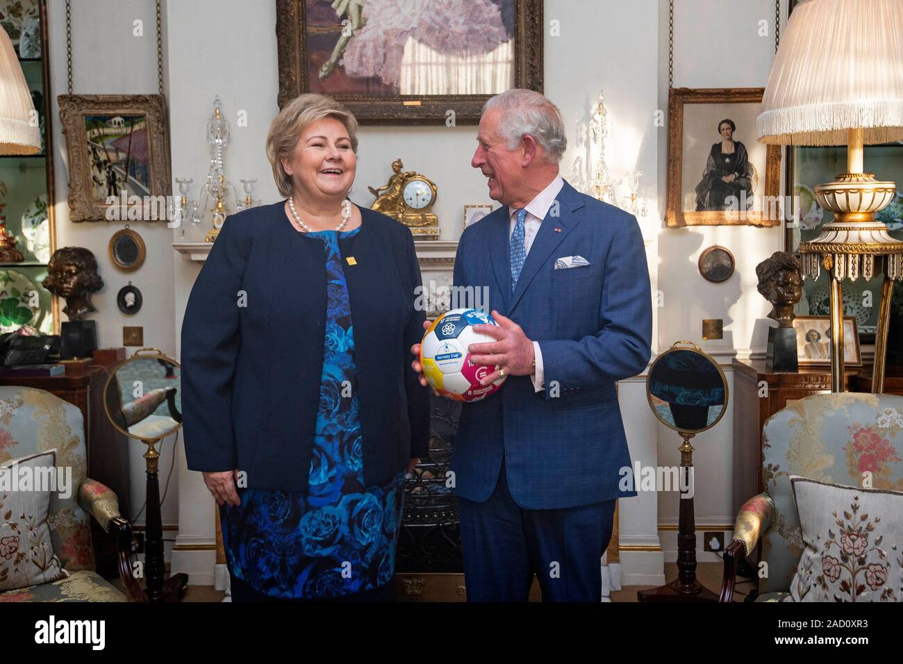 Der Prinz von Wales mit einem Fußball, der von den norwegischen Ministerpräsidenten Erna Solberg präsentiert wurde, während ein meetingat Clarence House, Central London, als Staats- und Regierungschefs der NATO-Mitglieder sammeln bis 70 Jahre der Allianz. PA-Foto. Bild Datum: Dienstag, Dezember 3, 2019. Photo Credit: Victoria Jones/PA-Kabel Stockfoto