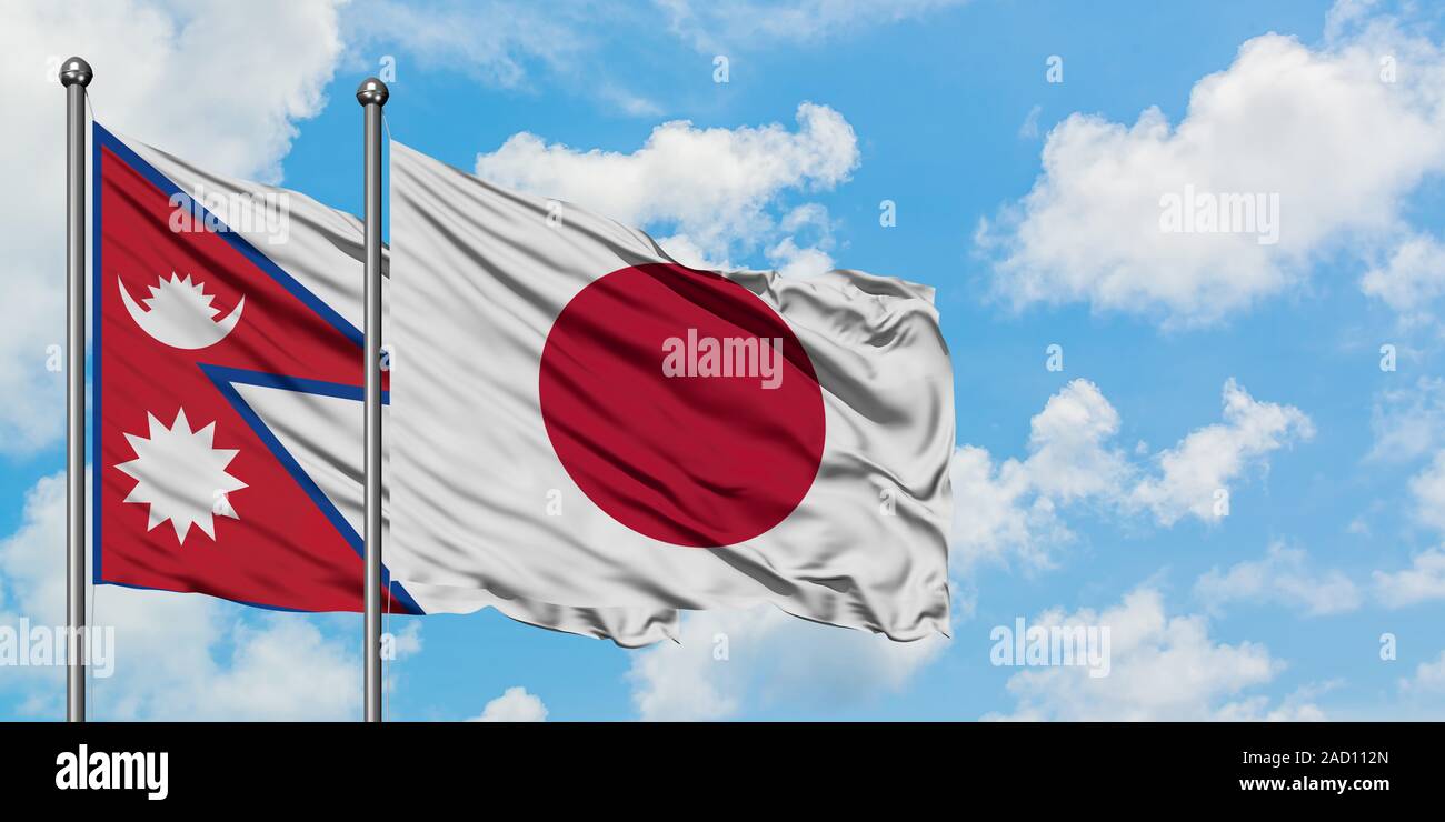 Nepal und Japan Flagge im Wind gegen Weiße bewölkt blauer Himmel zusammen. Diplomatie Konzept, internationale Beziehungen. Stockfoto
