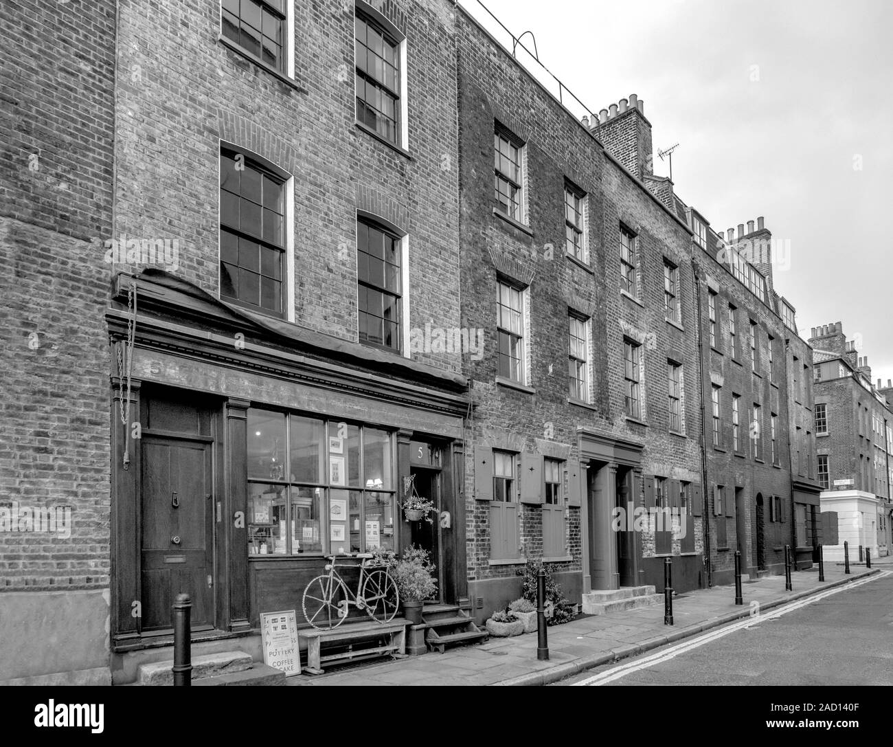 Die berühmten Fournier Street im East End von London, England. In Spitalfields Es ist ein Gebiet im Zusammenhang mit den "Ten Bells' gelegen, mit Stockfoto