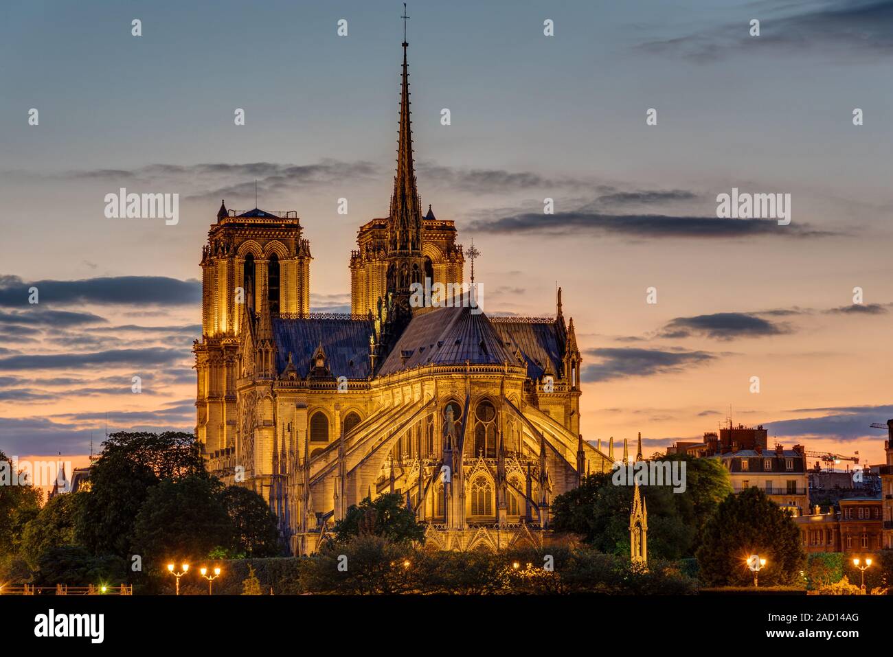 Die Rückseite der berühmten Kathedrale Notre Dame in Paris in der Morgendämmerung Stockfoto
