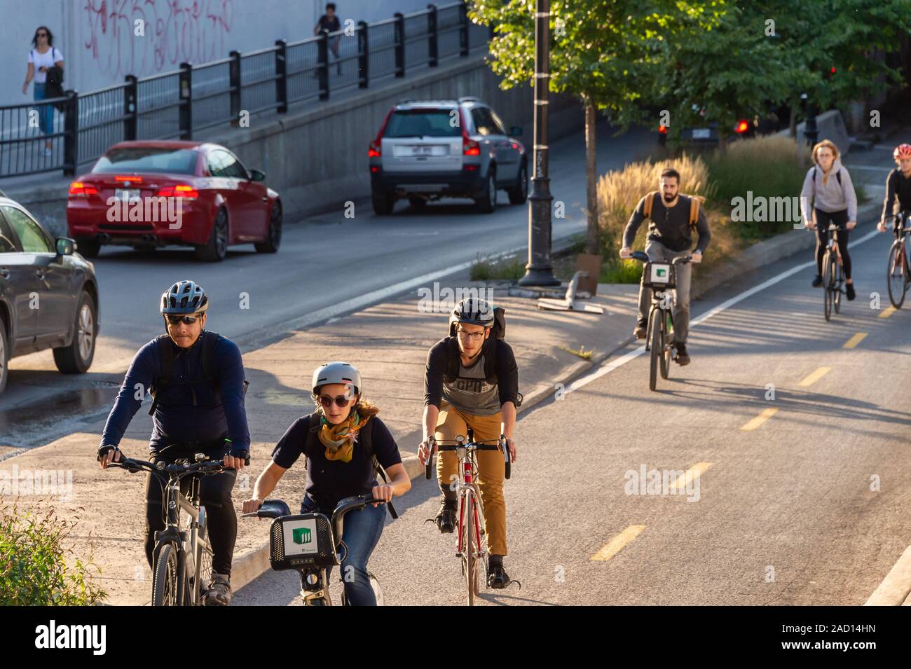 Montreal, Kanada - 19 September 2019: Menschen Fahrrad auf einem Radweg, der auf Saint Laurent Boulevard. Stockfoto