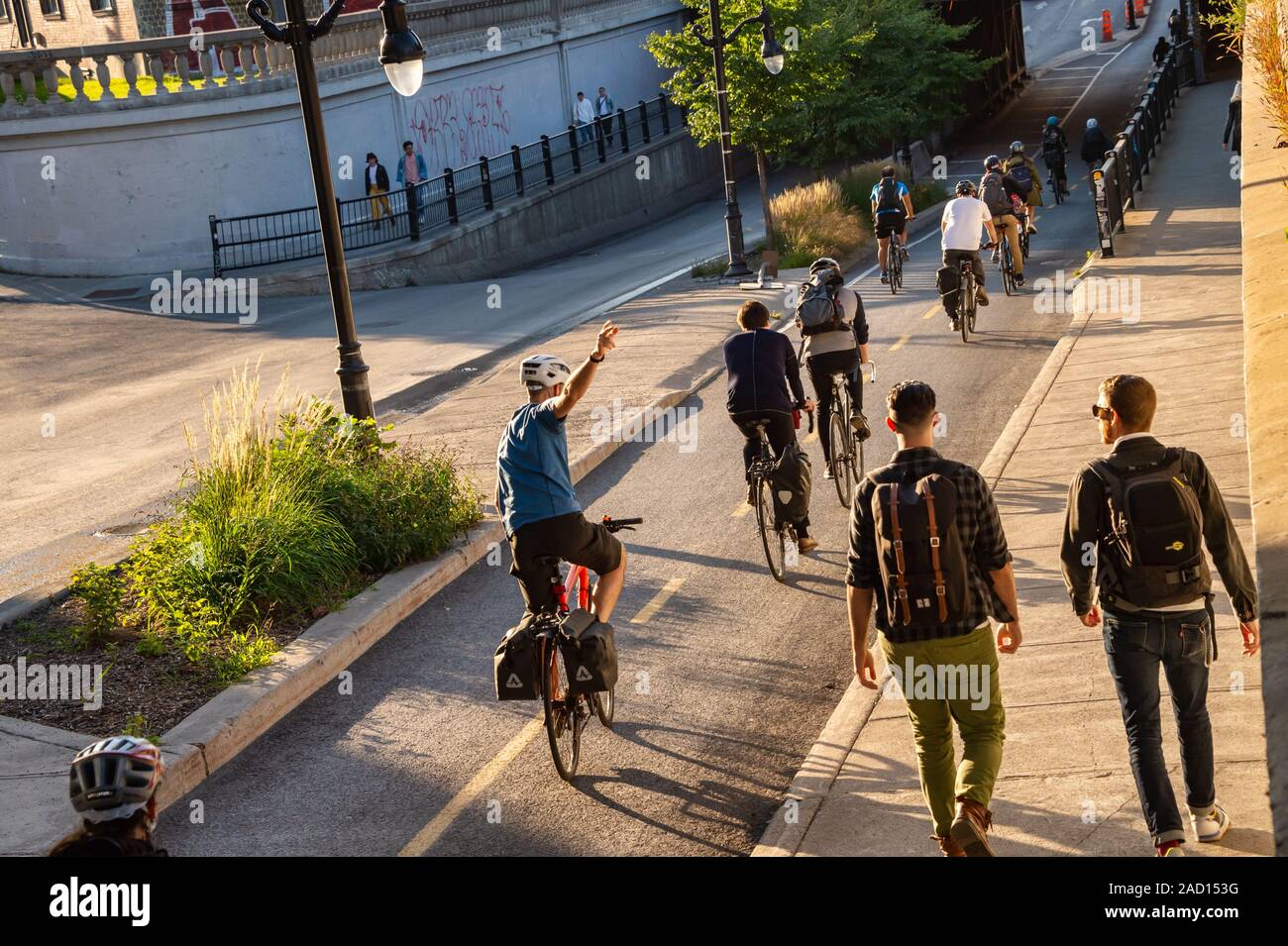 Montreal, Kanada - 19 September 2019: Menschen Fahrrad auf einem Radweg, der auf Saint Laurent Boulevard. Stockfoto