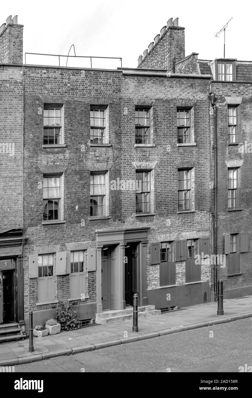 Die berühmten Fournier Street im East End von London, England. In Spitalfields Es ist ein Gebiet im Zusammenhang mit den "Ten Bells' gelegen, mit Stockfoto