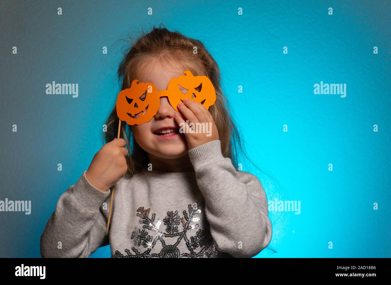 Helloween Mädchen Junge mit orange Gläser aus Papier mit pumpkings Stockfoto