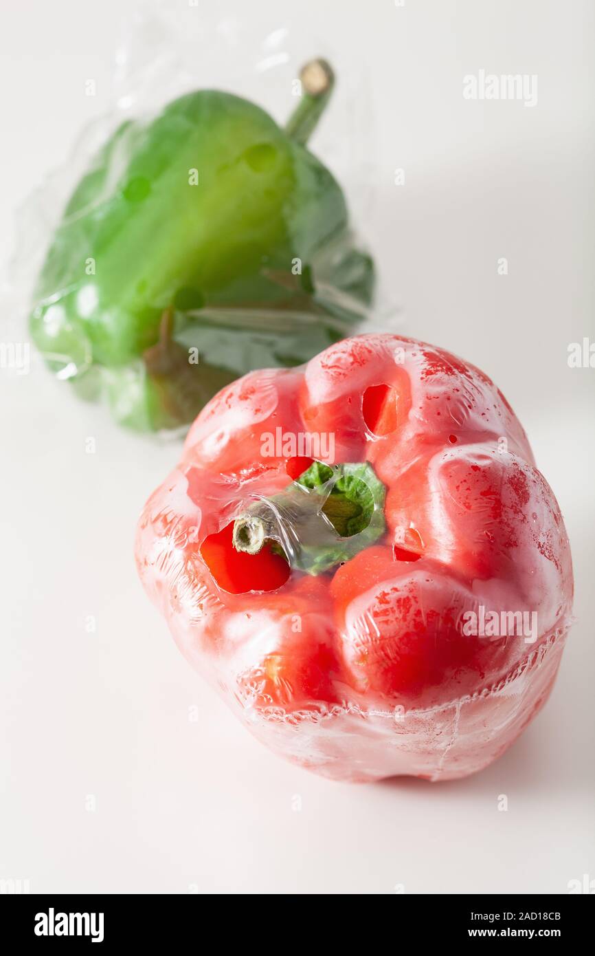 Single use Kunststoffverpackungen. Paprika Gemüse im Beutel Stockfoto
