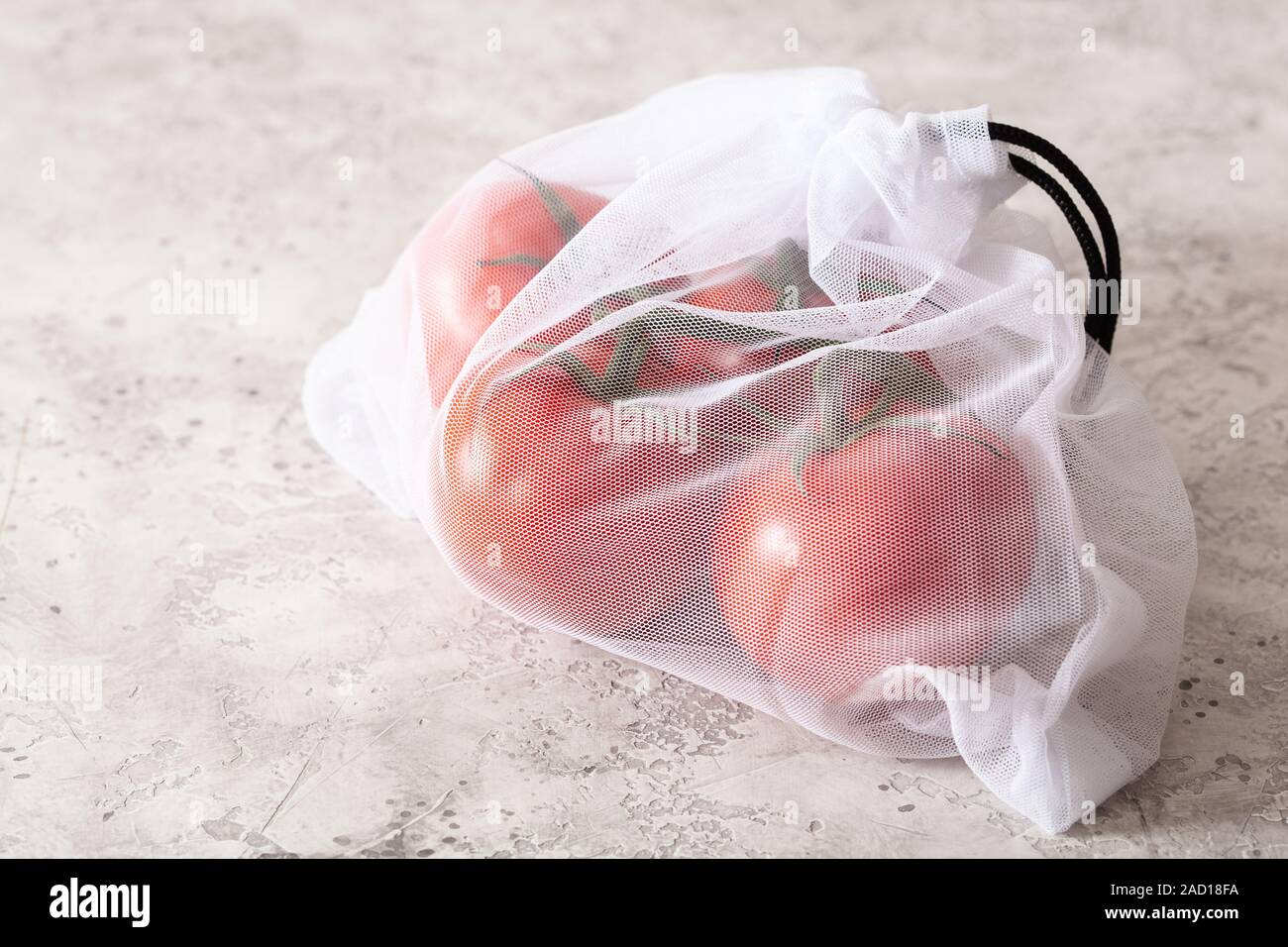 Tomaten Gemüse in wiederverwendbare mesh Nylon Tasche, Kunststoff sich null Abfall Konzept Stockfoto