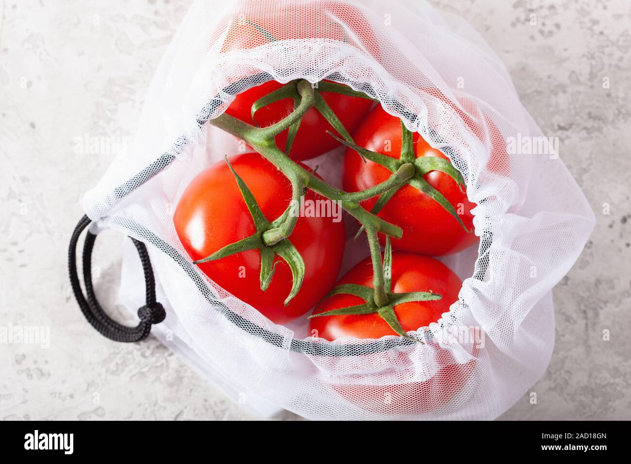 Tomaten Gemüse in wiederverwendbare mesh Nylon Tasche, Kunststoff sich null Abfall Konzept Stockfoto