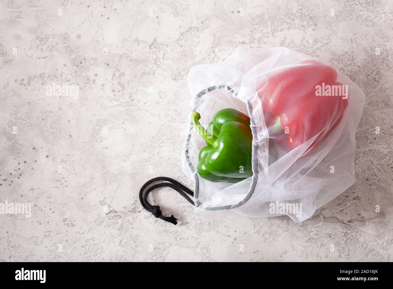 Paprika in wiederverwendbaren mesh Nylon Tasche, Kunststoff sich null Abfall Konzept Stockfoto