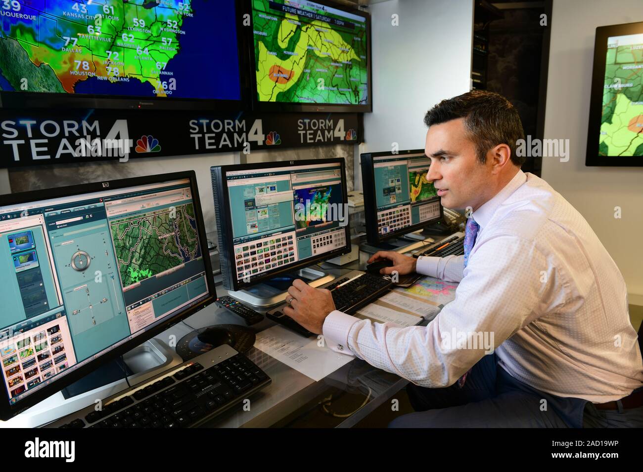 Meteorologe arbeiten an eine Wettervorhersage Vorhersage für einen Washington DC Fernsehsender Stockfoto
