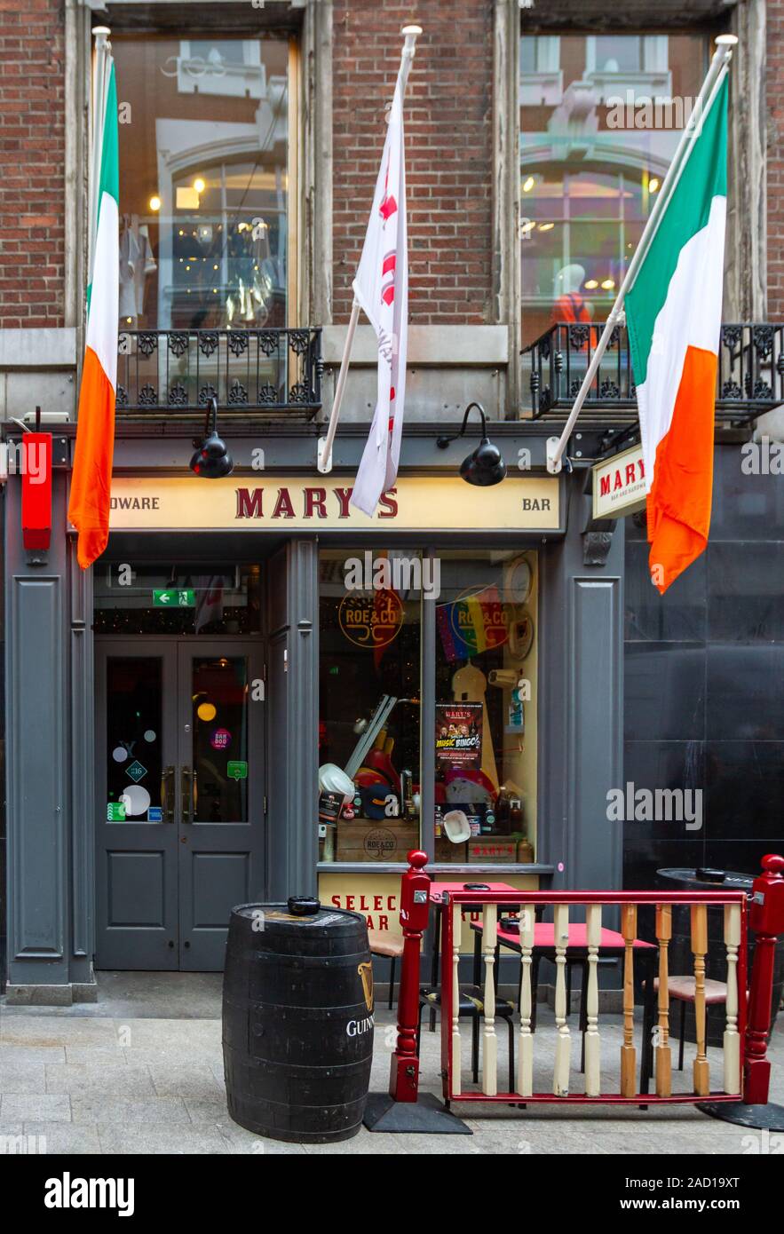 Mary's Bar und Hardware Store, ein Pub, ein Public House und Shop in Dublin, Irland. Kleine Kneipe mit irischen Trikolore trikolore Nationalflagge. Marys Stockfoto