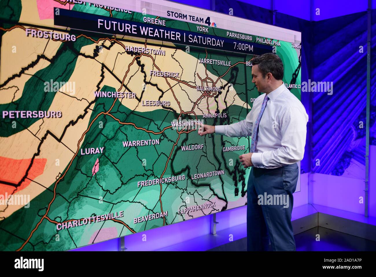 Meteorologe arbeiten an eine Wettervorhersage Vorhersage für einen Washington DC Fernsehsender Stockfoto