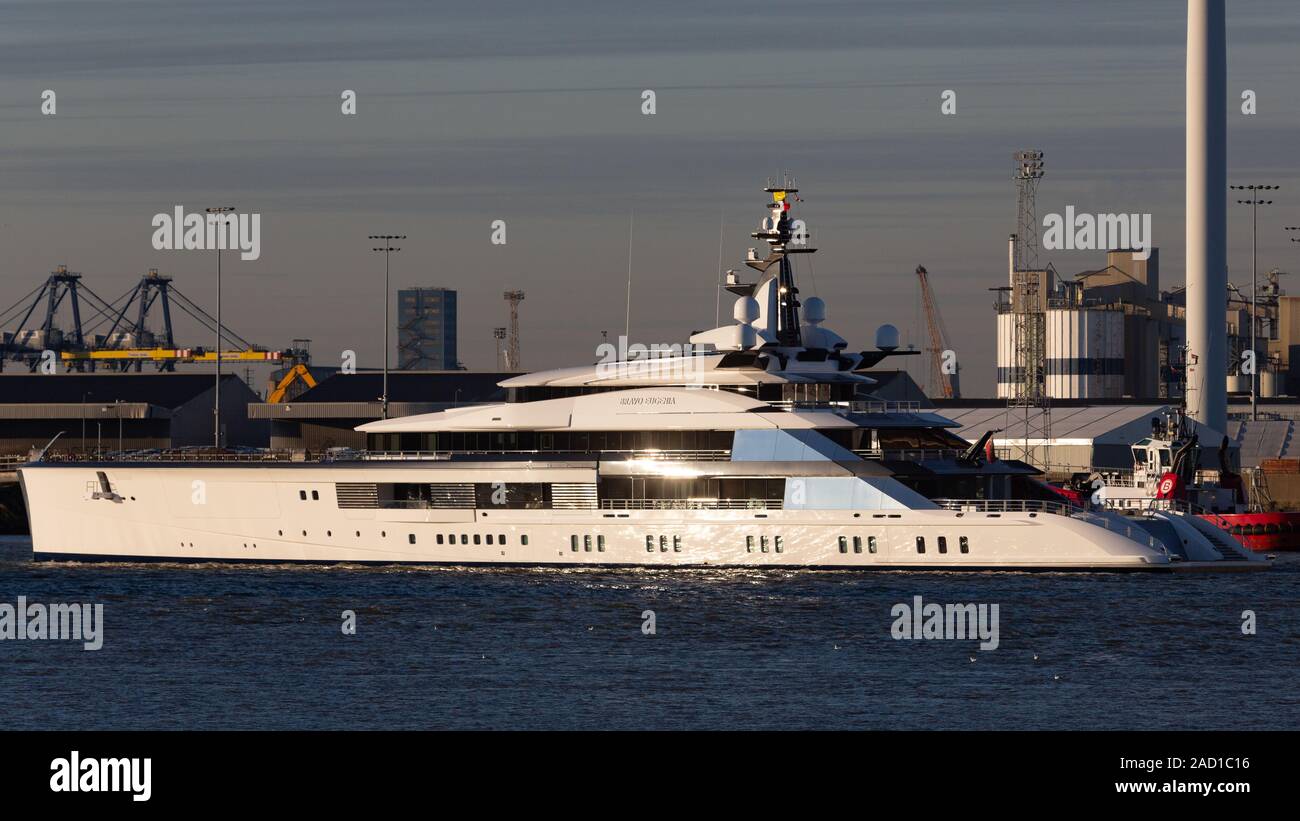 Gravesend, Grossbritannien. 3. Dezember, 2019. Atemberaubende 109 Meter langen Superyacht Bravo Eugenia in Gravesend Segeln bis die Themse heute. Das luxuriöse Schiff wurde im Jahr 2018 durch Oceanco mit einem aussendesign von nuvolari Lenard und einen Innenraum von Reymond Langton. Es ist berichtet worden, dass die Yacht kosten Dally Cowboys besitzer Jerry Jones $ 225 Millionen und ist nach seiner Frau Eugenia benannt. Credit: Rob Powell/Alamy leben Nachrichten Stockfoto