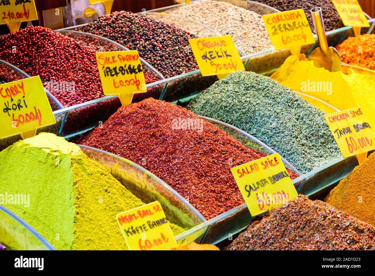 Bunte Gewürze zum Verkauf auf einem Markt in Istanbul, Türkei Stockfoto