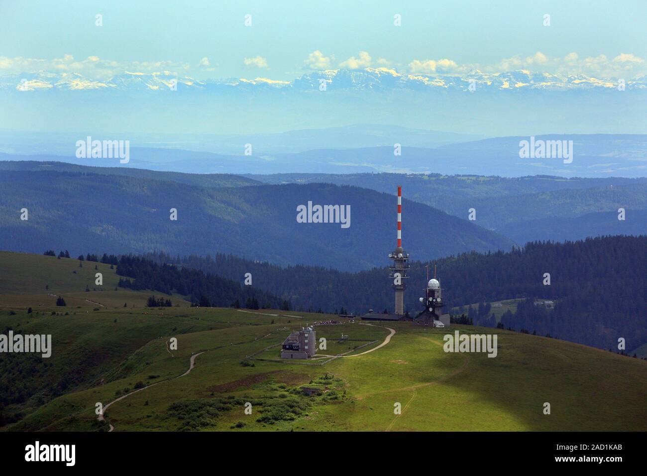 Sendemastes auf dem Feldberg im Schwarzwald mit Blick auf die Schweizer Alpen. Stockfoto