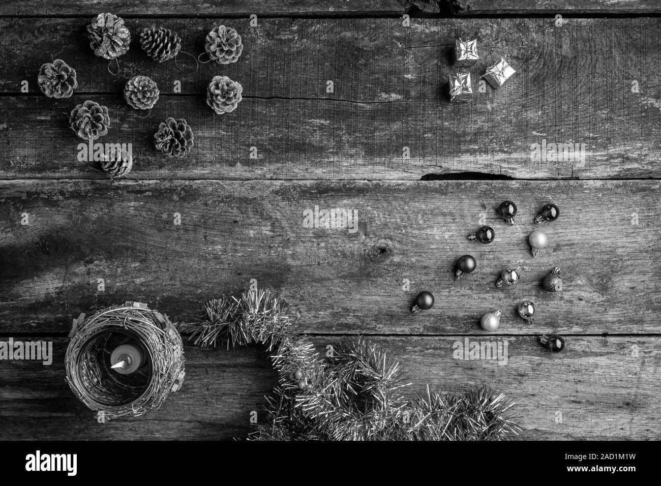 Schwarzweiß-Bild von Holiday Einstellung der Weihnachtsverzierungen, Kugeln, Kegel und Kerzen auf rustikalen Holztisch. Ansicht von oben mit der Kopie. Stockfoto