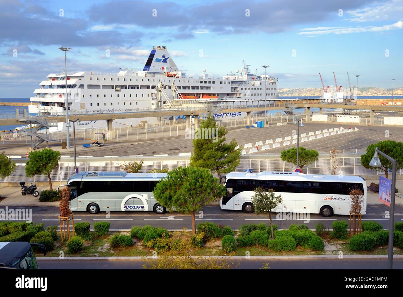 Blick über Wasser oder direkt am Meer, mit Mittelmeer Fähren oder Fähren im Hafen & Tour Busse Marseille Provence Frankreich Stockfoto